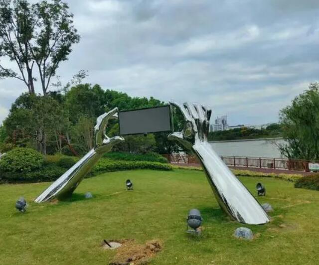 戶外公園景觀不銹鋼拍照打卡手拿屏幕雕塑