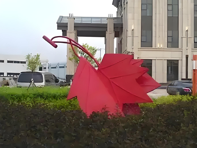 戶(hù)外不銹鋼紅色楓葉雕塑城市空間的藝術(shù)升華與自然對(duì)話(huà)