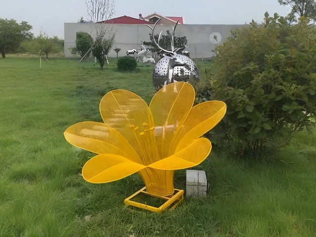 工業(yè)時(shí)代的詩(shī)意綻放噴粉不銹鋼花朵雕塑的文明隱喻
