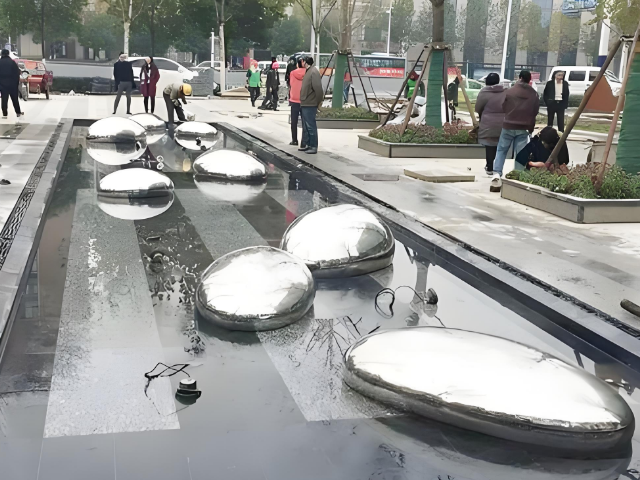 水景不銹鋼石頭雕塑現(xiàn)代景觀中的自然與工業(yè)美學(xué)交融